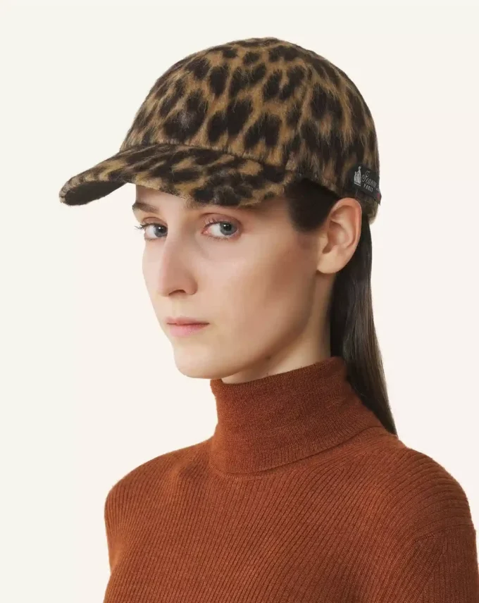 Keps med leopardmönster