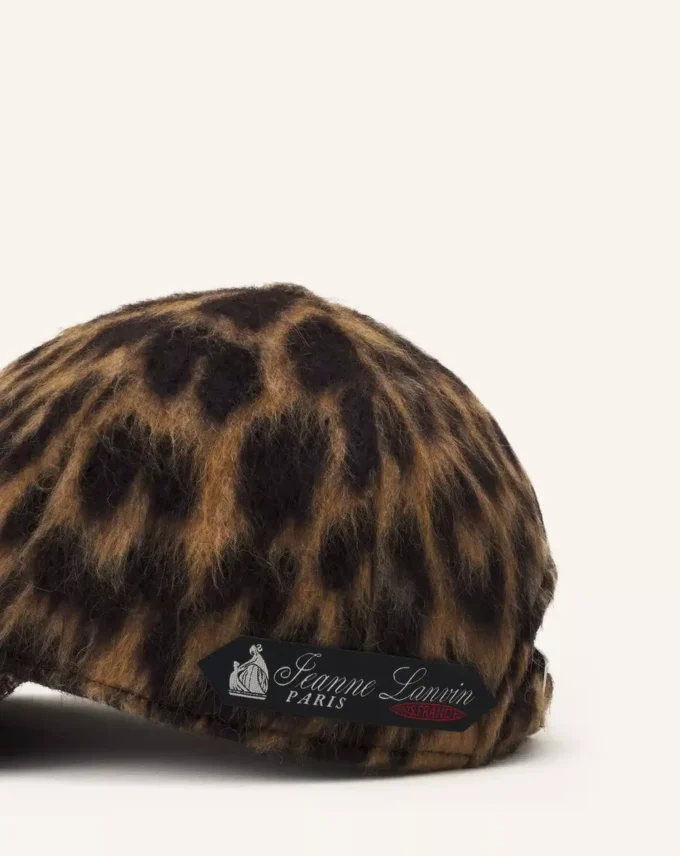 Keps med leopardmönster