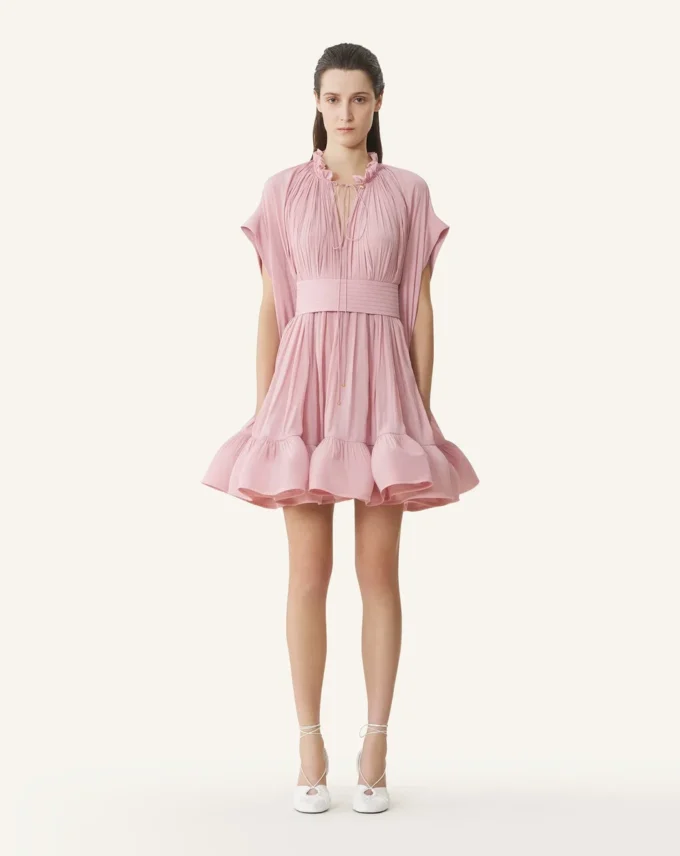 Kort charmeuse-klänning Kort charmeuse-klänning