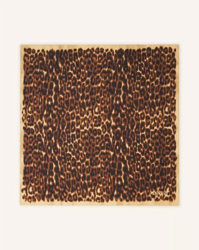 Silkescarf med leopardmönster Silkescarf med leopardmönster