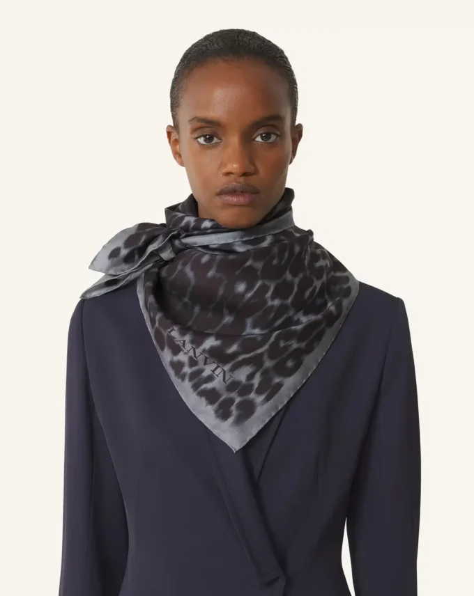 Silkescarf med leopardmönster Silkescarf med leopardmönster