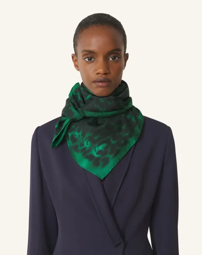 Silkescarf med leopardmönster Silkescarf med leopardmönster