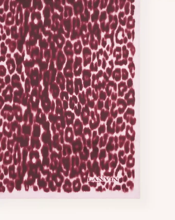 Silkescarf med leopardmönster Silkescarf med leopardmönster
