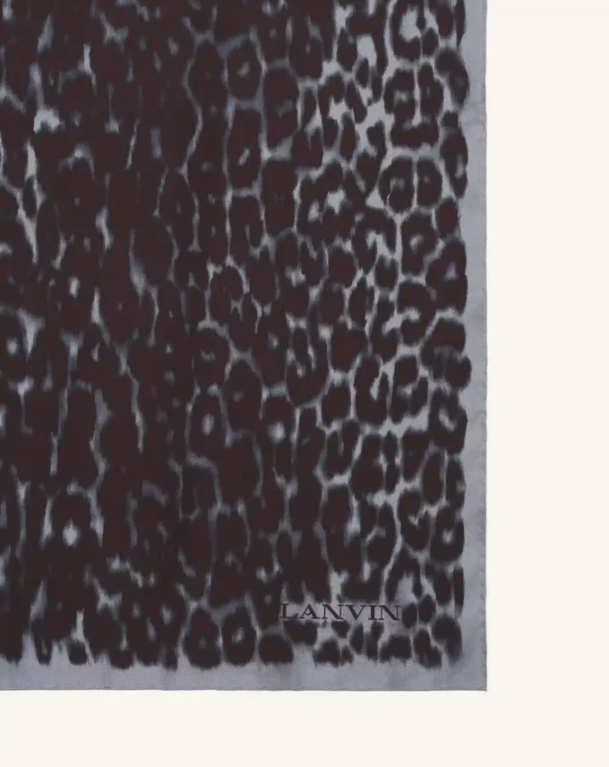Silkescarf med leopardmönster Silkescarf med leopardmönster