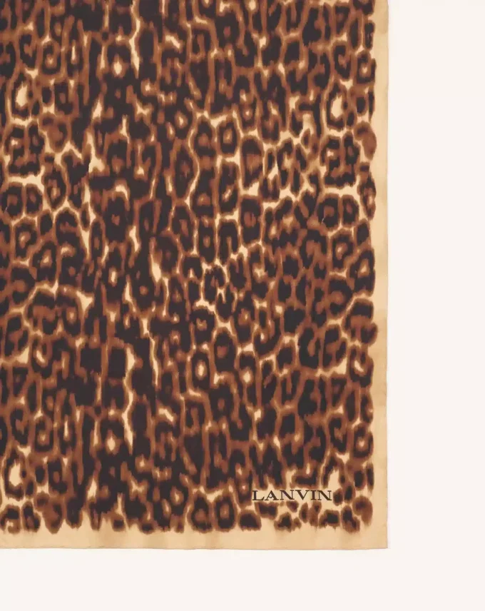 Silkescarf med leopardmönster Silkescarf med leopardmönster