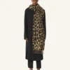 Ullhalsduk med leopardmönster Ullhalsduk med leopardmönster